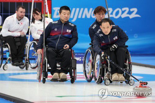 [패럴림픽] 신중하게 투구하는 윤은구(베이징=연합뉴스) 김주성 기자 = 휠체어컬링 대표팀 '장윤정고백'의 윤은구가 8일 오전 중국 베이징 국립아쿠아틱센터에서 열린 2022 베이징 동계패럴림픽 휠체어컬링 예선 캐나다와의 경기에서 신중하게 투구하고 있다. 2022.3.8 utzza@yna.co.kr