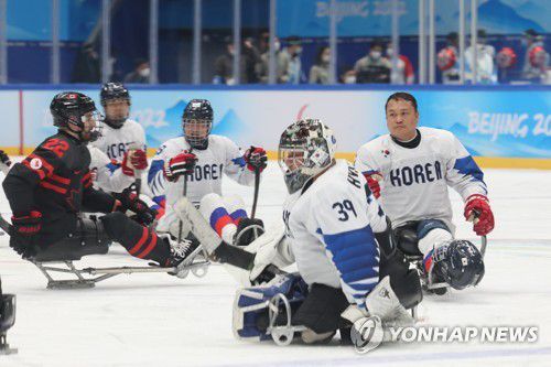 [패럴림픽] '졌지만 잘 싸웠다'(베이징=연합뉴스) 김주성 기자 = 8일 오후 중국 베이징 국립실내체육관에서 열린 2022 베이징 동계패럴림픽 장애인아이스하키 A조 예선 한국 대 캐나다 경기에서  0-6으로 패한 한국 선수들이 경기 종료 후 인사를 나누고 있다. 2022.3.8 utzza@yna.co.kr