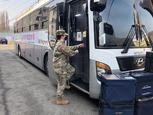 헌혈차 오르는 주한 미군[주한 미군 용산·케이시 시설사령부 제공. 재판매 및 DB금지]