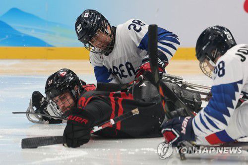 [패럴림픽] 거친 수비 펼치는 장동신(베이징=연합뉴스) 김주성 기자 = 8일 오후 중국 베이징 국립실내체육관에서 열린 2022 베이징 동계패럴림픽 장애인아이스하키 A조 예선 한국 대 캐나다 경기에서 한국 장동신이 거친 수비를 펼치고 있다.   2022.3.8 utzza@yna.co.kr