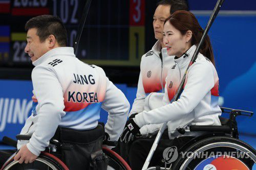 [패럴림픽] '화기애애'(베이징=연합뉴스) 김주성 기자 = 휠체어컬링 대표팀 '장윤정고백'의 백혜진(오른쪽)과 장재혁이 9일 오전 중국 베이징 국립아쿠아틱센터에서 열린 2022 베이징 동계패럴림픽 휠체어컬링 예선 에스토니아와의 경기에서 환한 표정으로 대화하고 있다. 2022.3.9 utzza@yna.co.kr