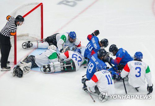 [패럴림픽] 필사의 수비 펼치는 이탈리아(베이징=연합뉴스) 김주성 기자 = 9일 오후 중국 베이징 국립실내체육관에서 열린 2022 베이징 동계패럴림픽 장애인아이스하키 4강 진출 결정 플레이오프 한국 대 이탈리아 경기. 이탈리아 선수들이 골문 앞에서 한국의 슛을 몸으로 막아내고 있다. 2022.3.9 utzza@yna.co.kr