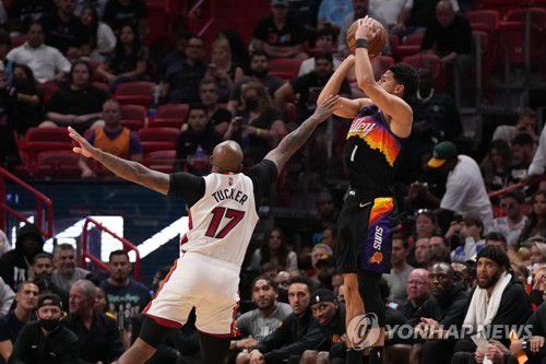 슛하는 피닉스의 데빈 부커(오른쪽).[Jasen Vinlove-USA TODAY Sports=연합뉴스]