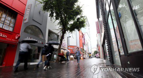 명동 텅 빈 상점가[연합뉴스 자료사진]