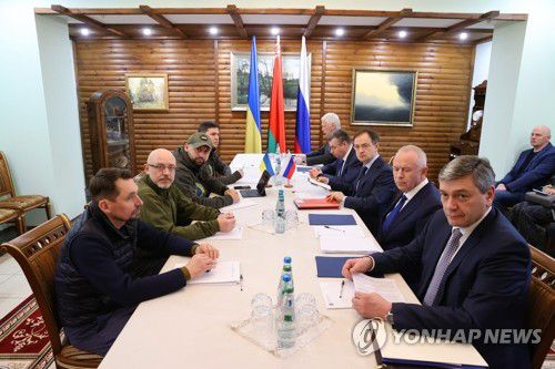 3차 협상 속개한 러ㆍ우크라 대표단개전 12일째인 지난 7일(현지시간) 러시아와 우크라이나 대표단이 벨라루스 서남부 브레스트 주(州)의 '벨라베슈 숲'에서 3차 협상을 하고 있다. [신화=연합뉴스 자료사진, BELTA통신 제공]