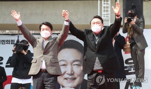 안철수 손잡은 윤석열국민의힘 윤석열 대통령이 지난 8일 오후 부산 연제구 온천천 앞 유세 현장에서 국민의당 안철수 대표와 함께 지지를 호소하는 모습. [연합뉴스 자료사진]