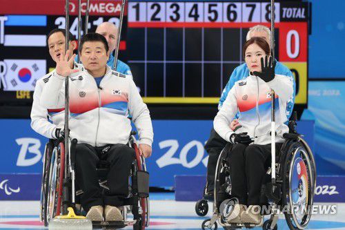 [패럴림픽] 사인 주고 받는 '장윤정고백'팀(베이징=연합뉴스) 김주성 기자 = 휠체어컬링 대표팀 '장윤정고백'이 9일 오전 중국 베이징 국립아쿠아틱센터에서 열린 2022 베이징 동계패럴림픽 휠체어컬링 예선 에스토니아와의 경기에서 투구라인을 결정하기 위해 사인을 주고받고 있다. 2022.3.9 utzza@yna.co.kr