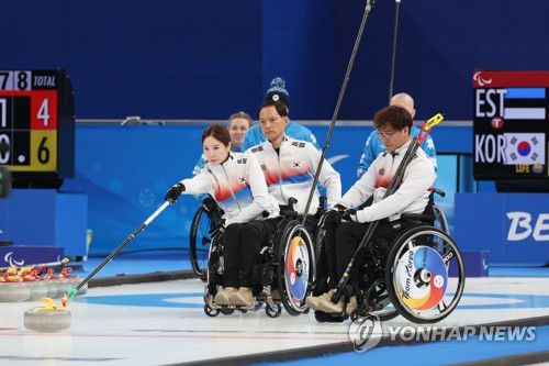 [패럴림픽] 백혜진의 위풍당당 투구(베이징=연합뉴스) 김주성 기자 = 휠체어컬링 대표팀 '장윤정고백'의 리드 백혜진이 9일 오전 중국 베이징 국립아쿠아틱센터에서 열린 2022 베이징 동계패럴림픽 휠체어컬링 예선 에스토니아와의 경기에서 투구하고 있다. 2022.3.9 utzza@yna.co.kr