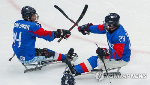 [패럴림픽] 4강 진출을 향한 세리머니(베이징=연합뉴스) 김주성 기자 = 9일 오후 중국 베이징 국립실내체육관에서 열린 2022 베이징 동계패럴림픽 장애인아이스하키 4강 진출 결정 플레이오프 한국 대 이탈리아 경기. 팀의 두 번째 골을 넣은 한국 정승환(14)이 첫 골을 넣은 장동신(20)과 세리머니를 하고 있다. 2022.3.9 superdoo82@yna.co.kr