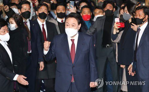 인사말하는 윤석열 대통령 당선인(서울=연합뉴스) 한종찬 기자 = 윤석열 대통령 당선인이 10일 새벽 서울 서초구 자택을 나서면서 인사말을 하고 있다. 2022.3.10 [공동취재] saba@yna.co.kr