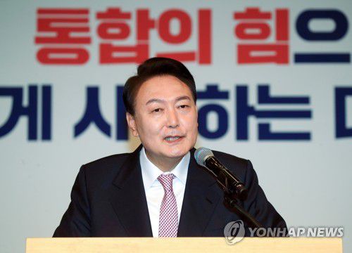 윤석열 당선인 "의회와 소통하고 야당과 협치하겠다"(서울=연합뉴스) 이정훈 기자 = 윤석열 대통령 당선인이 10일 오전 서울 여의도 국회에서 당선 인사 기자회견을 하고 있다. 2022.3.10 uwg806@yna.co.kr
