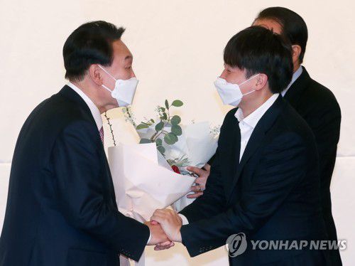 꽃다발 전달하는 이준석 대표(서울=연합뉴스) 이정훈 기자 = 이준석 국민의힘 대표가 10일 오후 국회 도서관에서 열린 선대위 해단식에서 윤석열 대통령 당선인에게 꽃다발을 전달한 뒤 악수하고 있다. 2022.3.10 [국회사진기자단] uwg806@yna.co.kr