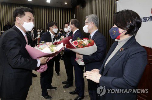 재보궐 당선자들에게 꽃다발 전달하는 이준석 대표와 김기현 원내대표(서울=연합뉴스) 이정훈 기자 = 10일 오후 국회에서 열린 국민의힘 의원총회에서 이준석 대표(왼쪽두번째)와 김기 현 원내대표(왼쪽)가 국회의원 재보궐 선거 당선자들에게 꽃다발을 전달하고 있다. 왼쪽부터 김 원내대표, 이 대표, 정우택, 김학용, 최재형, 조은희 당선자. 2022.3.10 [국회사진기자단] uwg806@yna.co.kr