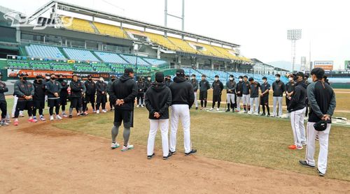 작별인사하는 류현진토론토 블루제이스 류현진(가운데)이 11일 대전한화생명이글스파크에서 친정팀 한화 이글스 선수들과 작별인사를 하고 있다. 류현진은 이날 미국프로야구 메이저리그(MLB) 구단-선수노조가 새 단체협약(CBA)에 잠정 합의함에 따라 국내 훈련을 마무리하고 결전지 미국으로 향하게 됐다. 2022. 3.11. [한화 이글스 제공. 재배포 및 DB금지]
