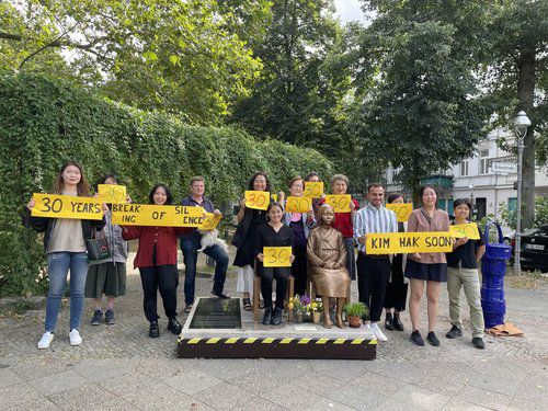 위안부 피해자 공개증언 30주년(베를린=연합뉴스) 이율 특파원 = 일본군 위안부 피해자 공개증언 30주년을 기념해 지난해 8월 7일(현지시간) 코리아협의회가 독일 베를린에서 이슬람국가(IS) 성노예 범죄 피해자인 야지디족 마르바 알-알리코씨와의 간담회를 열었다. 사진은 평화의 소녀상에서 기념 촬영하는 참가자들. 2021.8.9 yulsid@yna.co.kr
