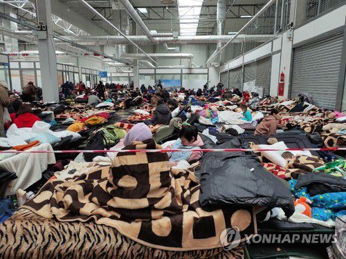 6일(현지시간) 우크라이나와 맞닿은 폴란드 코르쵸바 국경검문소 인근 난민수용시설 내부 모습.[연합뉴스 자료사진. 재판매 및 DB 금지.]