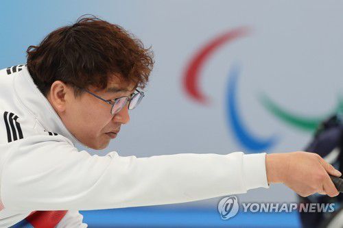 [패럴림픽] 투구하는 정성훈(베이징=연합뉴스) 김주성 기자 = 휠체어컬링 대표팀 '장윤정고백'의 정성훈이 9일 오전 중국 베이징 국립아쿠아틱센터에서 열린 2022 베이징 동계패럴림픽 휠체어컬링 예선 에스토니아와의 경기에서 투구하고 있다. 2022.3.9 utzza@yna.co.kr