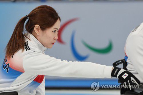 [패럴림픽] 스톤 바라보는 백혜진(베이징=연합뉴스) 김주성 기자 = 휠체어컬링 대표팀 '장윤정고백'의 리드 백혜진이 9일 오전 중국 베이징 국립아쿠아틱센터에서 열린 2022 베이징 동계패럴림픽 휠체어컬링 예선 에스토니아와의 경기에서 투구 후 스톤을 바라보고 있다. 2022.3.9 utzza@yna.co.kr