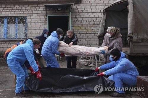 "러 침공 후 최소 1천170명 민간인 사망"…시신 옮기는 영안실 직원들(마리우폴 AP=연합뉴스) 러시아군의 포위 공격을 받는 우크라이나 남부 항구도시 마리우폴 외곽에서 9일(현지시간) 영안실 직원들이 검은색 비닐로 싸인 관에 희생자 시신을 안치하고 있다. 세르히 오를로프 마리우폴 부시장은 러시아의 침공 이후 최소 1천170명의 민간인이 숨졌다고 집계했다. 2022.3.10 leekm@yna.co.kr