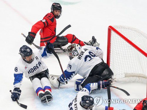 [패럴림픽] 한국 아이스하키, 아쉬운 실점(베이징=연합뉴스) 김주성 기자 = 11일 오후 중국 베이징 국립실내체육관에서 열린 2022 베이징 동계패럴림픽 장애인아이스하키 준결승전 한국 대 캐나다 경기. 한국팀이 캐나다 리암 히키에게 골을 허용하고 있다. 2022.3.11 utzza@yna.co.kr