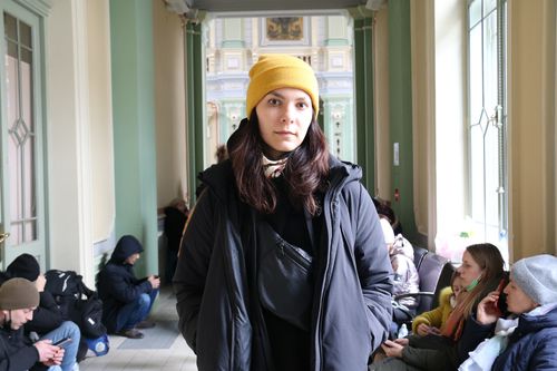 통역 봉사하는 우크라이나 난민(프셰미실[폴란드]=연합뉴스) 전성훈 특파원 = 폴란드 국경에서 외신 기자들을 위한 통역 봉사를 하는 이라 스크나르(35)씨. 2022. 3.11. lucho@yna.co.kr