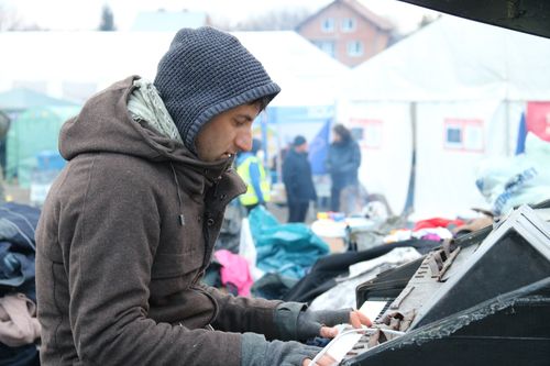 폴란드 국경의 피아노 선율 (메디카[폴란드]=연합뉴스) 전성훈 특파원 = 이탈리아의 다비드 마르텔로씨가 10일(현지시간) 폴란드 메디카 국경검문소 인근 난민 쉼터에서 존 레넌의 '이매진'을 연주하고 있다. 2022.3.11. lucho@yna.co.kr