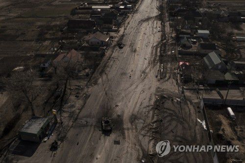 키이우 길목에서 우크라군에 저지당한 러시아 탱크[AP 연합뉴스 자료사진. DB 및 재판매 금지]