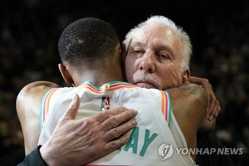 경기 끝나고 머리와 포옹하는 포포비치 감독[AP=연합뉴스]