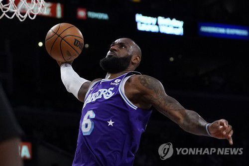 덩크하는 르브론 제임스[AP=연합뉴스]