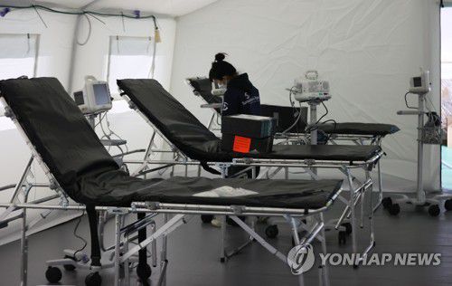 병상 부족 대비, 고려대에 설치될 모듈병상(서울=연합뉴스) 류효림 기자 = 국제 구호단체 사마리안퍼스 코리아 관계자들이 18일 서울 성북구 안암동 고려대학교 서울캠퍼스 화정체육관에 모듈병상 샘플을 설치하고 있다. 고려대와 서울시는 테스트를 거쳐 이달말 교외에 모듈병상을 설치할 예정이다. 2022.2.18 ryousanta@yna.co.kr