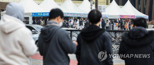 코로나19 신규 확진 최다, 선별검사소 사거리 건너까지 대기(서울=연합뉴스) 황광모 기자 = 12일 오전 서울 송파구 송파구 보건소 코로나19 선별진료소가 검사를 받으려는 시민들로 붐비고 있다.     이날 코로나19 신규확진은 38만3665명을 기록 팬데믹 이후 최다를 기록했다. 이는 전날 대비 약 10만여명이 증가한 것이다. 2022.3.12 hkmpooh@yna.co.kr