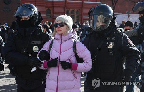 6일(현지시간) 모스크바에서 반전 시위에 참가하다 체포된 여성[타스 연합뉴스 자료사진. 재판매 및 DB 금지]