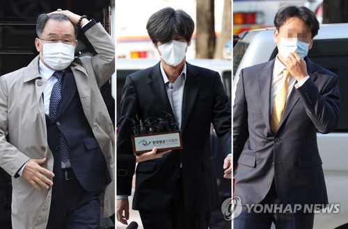 영장실질심사 법정 들어서는 김만배·남욱·정민용 대장동 개발 로비·특혜 의혹의 핵심 인물인 화천대유 대주주 김만배(왼쪽)씨와 천화동인 4호 소유주 남욱(가운데) 변호사, 정민용 전 성남도시개발공사 전략사업실장이 작년 11월 3일 영장실질심사를 받기 위해 서울 서초동 서울중앙지법 법정으로 들어가고 있다. [연합뉴스 자료사진]