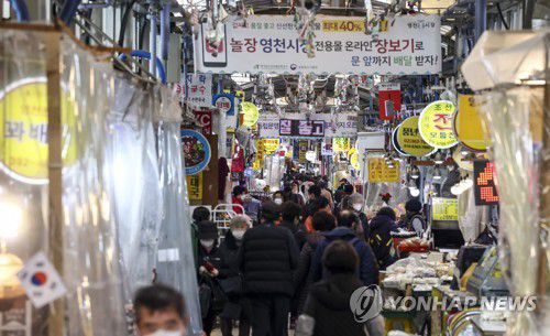 물가 4%대 눈앞(서울=연합뉴스) 윤동진 기자 = 러시아의 우크라이나 침공과 국제사회의 러시아 제재 등의 여파로 경기 불확실성이 더욱 커지고 있다. 7일 한국개발연구원(KDI)은 '3월 경제동향'에서 "최근 우리 경제는 코로나19 확산에도 불구하고 완만한 경기 회복세를 유지하고 있으나 대외 여건에 대한 우려로 경기 불확실성이 크게 확대됐다"고 경고했다. 사진은 이날 오후 서울의 한 시장의 모습. 2022.3.7 mon@yna.co.kr