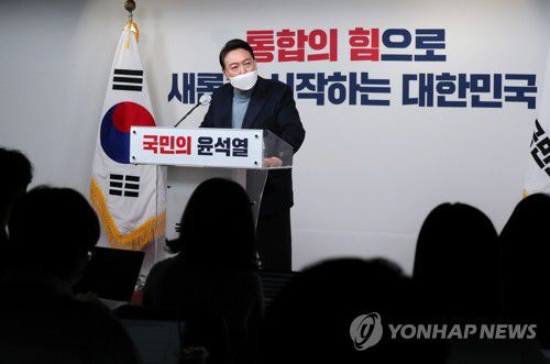 취재진 질문 받는 윤석열 당선인(서울=연합뉴스) 이정훈 기자 = 윤석열 대통령 당선인이 13일 오후 서울 여의도 국민의힘 당사에서 대통령직인수위원회 위원장 및 부위원장 인선 결과를 발표한 뒤 취재진의 질문을 받고 있다. 2022.3.13 [국회사진기자단] uwg806@yna.co.kr