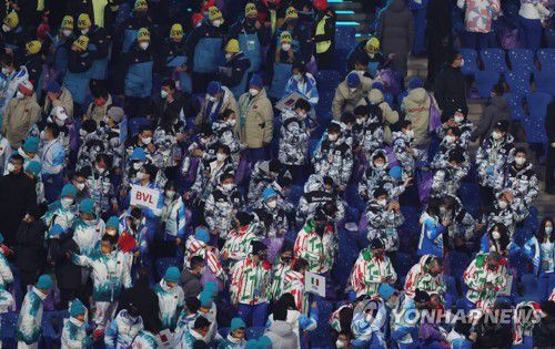 [패럴림픽] 한국선수단의 폐회식 추억 담기(베이징=연합뉴스) 김주성 기자 = 13일 오후 중국 베이징 국립경기장에서 열린 2022 베이징 동계패럴림픽 폐회식에서 대한민국 선수단이 자리에서 기념촬영을 하고 있다. 2022.3.13 utzza@yna.co.kr