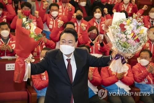 꽃다발 든 윤석열 당선인 [국회사진기자단]