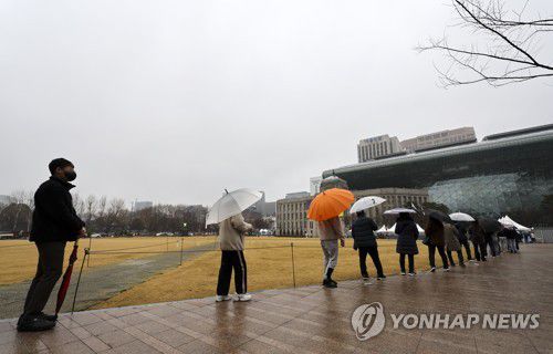 비 내리는 선별검사소(서울=연합뉴스) 윤동진 기자 = 봄비가 내리는 13일 오전 서울광장 임시선별검사소에서 시민들이 검사를 기다리고 있다.     중앙방역대책본부는 이날 0시 기준으로 확진자가 35만190명 늘어 누적 655만6천453명으로 집계됐다고 밝혔다. 2022.3.13 mon@yna.co.kr