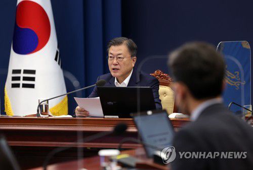 수보회의 주재하는 문대통령(서울=연합뉴스) 서명곤 기자 = 문재인 대통령이 14일 오후 청와대 여민관에서 열린 수석·보좌관회의에서 발언하고 있다.  2022.3.14 seephoto@yna.co.kr