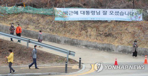 '박근혜 전 대통령 사저 찾은 지지자들'(대구=연합뉴스) 박세진 기자 = 14일 대구 달성군 유가읍 쌍계리 박근혜 전 대통령 사저 앞에 지지자들의 방문이 이어지고 있다. 2022.3.14 psjpsj@yna.co.kr