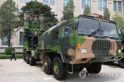 2017년 7월 27일 중국 베이징에서 인민해방군 90주년을 기념해 열린 전시회에 중국 HQ-9 지대공 미사일이 전시돼 있다. [EPA 연합뉴스자료사진, 재판매 및 DB 금지]