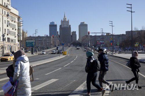 9일(현지시간) 러시아 모스크바의 행인들[신화=연합뉴스 자료사진]