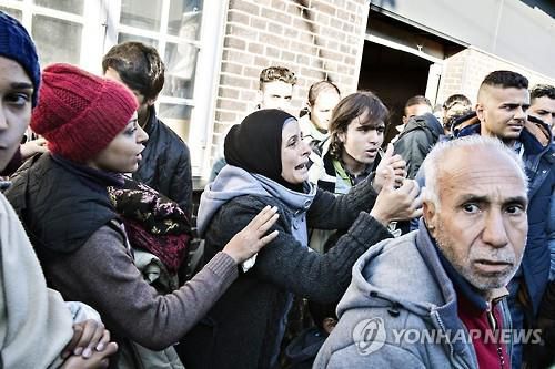 2015년 덴마크 국경을 넘다가 경찰과 실랑이 중인 중동 난민[EPA 연합뉴스 자료사진. 재판매 및 DB 금지]