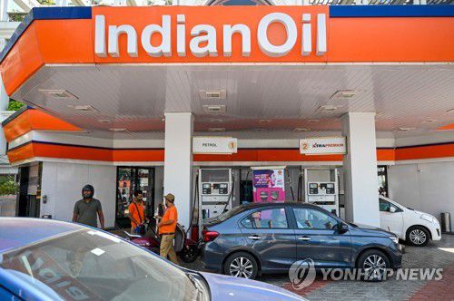 15일 인도 뭄바이 주유소[AFP=연합뉴스]