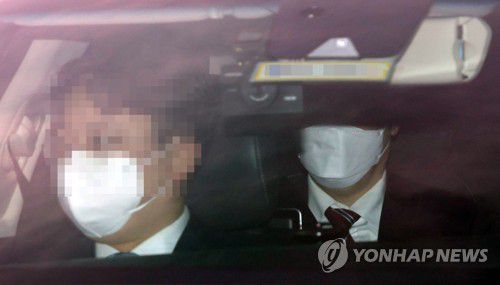 출근하는 김오수 검찰총장(서울=연합뉴스) 박동주 기자 = 김오수 검찰총장이 16일 오전 서울 서초구 대검찰청으로 출근하고 있다. 2022.3.16 pdj6635@yna.co.kr