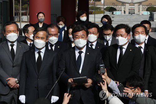 대선 1주일 만에 광주 찾은 민주당(광주=연합뉴스) 정회성 기자 = 더불어민주당 윤호중 비대위원장과 비대위원들이 16일 오전 광주 북구 운정동 국립 5·18민주묘지를 참배한 뒤 호남 지역민에게 대선 패배 결과를 사과하는 입장문을 낭독하고 있다. 2022.3.16 hs@yna.co.kr