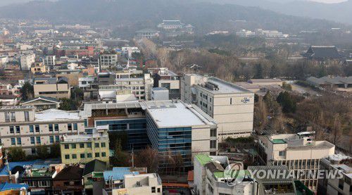 문재인 대통령-윤석열 당선인 회동 무산(서울=연합뉴스) 김인철 기자 = 문재인 대통령과 윤석열 당선인의 오찬 회동이 무산된 16일 청와대와 윤석열 당선인의 집무실이 있는 종로구 통의동 금융감독원 연수원(아래) 모습. 2022.3.16 yatoya@yna.co.kr