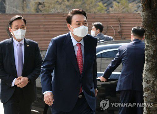 출근하는 윤석열 당선인(서울=연합뉴스) 하사헌 기자 = 문재인 대통령과 윤석열 당선인이 청와대에서 하기로 했던 오찬 회동이 무산된 16일 윤 당선인이 서울 종로구 통의동 금융감독원 연수원에 마련된 당선인 집무실로 출근하고 있다. 2022.3.16 [공동취재] toadboy@yna.co.kr