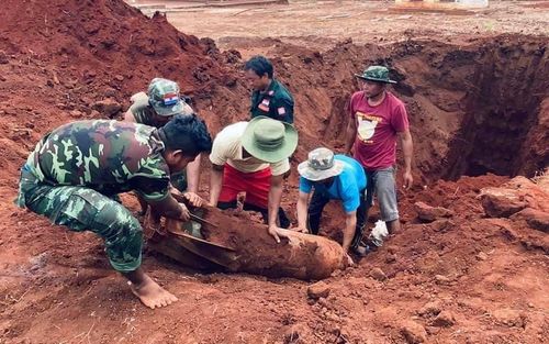 미얀마 동부 카야주 데모소구 마을의 땅속에서 불발탄을 파내는 모습[KNDF 제공/미얀마 나우 캡처. 재판매 및 DB 금지]