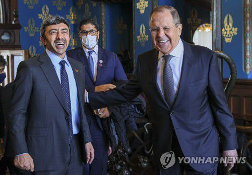 러시아-UAE 외무장관 회담(모스크바 AP=연합뉴스) 17일(현지시간) 러시아 모스크바에서 압둘라 빈 자이드 알나흐얀 UAE 외교·국제협력부 장관(왼쪽)과 세르게이 라브로프 러시아 외무장관이 만나 함께 웃고 있다. 2022.3.17 photo@yna.co.kr